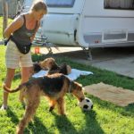 Gundula zeigt mir das Stups mit Ball